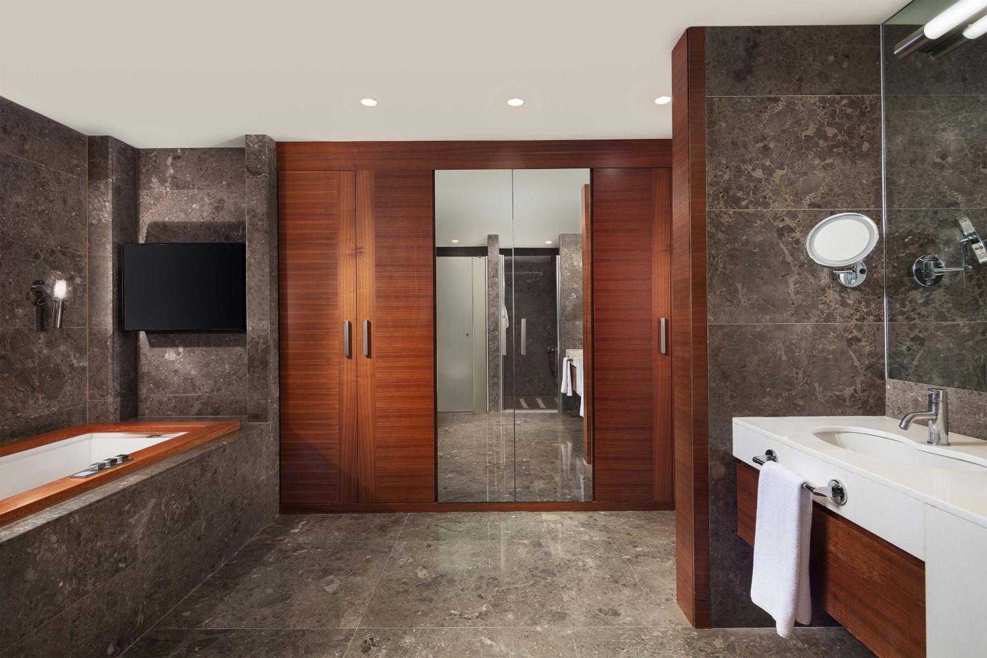 Executive Suite Club Lounge Access Sea View